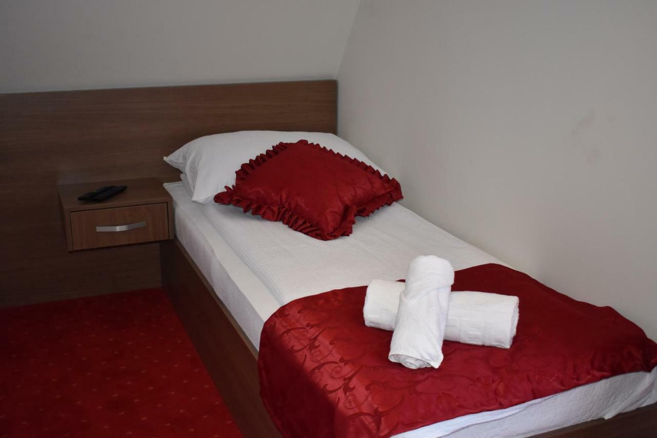 Hotel Zlatni Bor Sokolac  Экстерьер фото