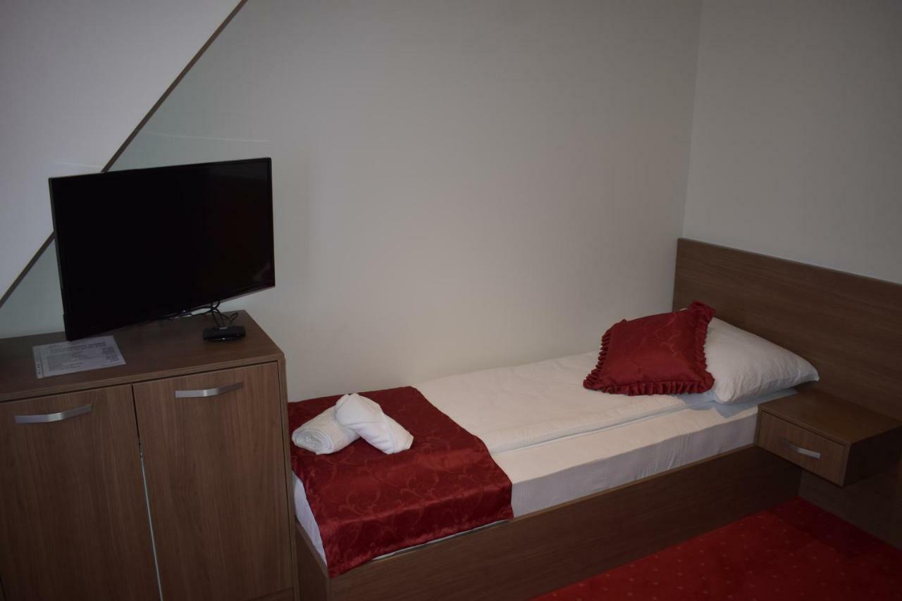 Hotel Zlatni Bor Sokolac  Экстерьер фото