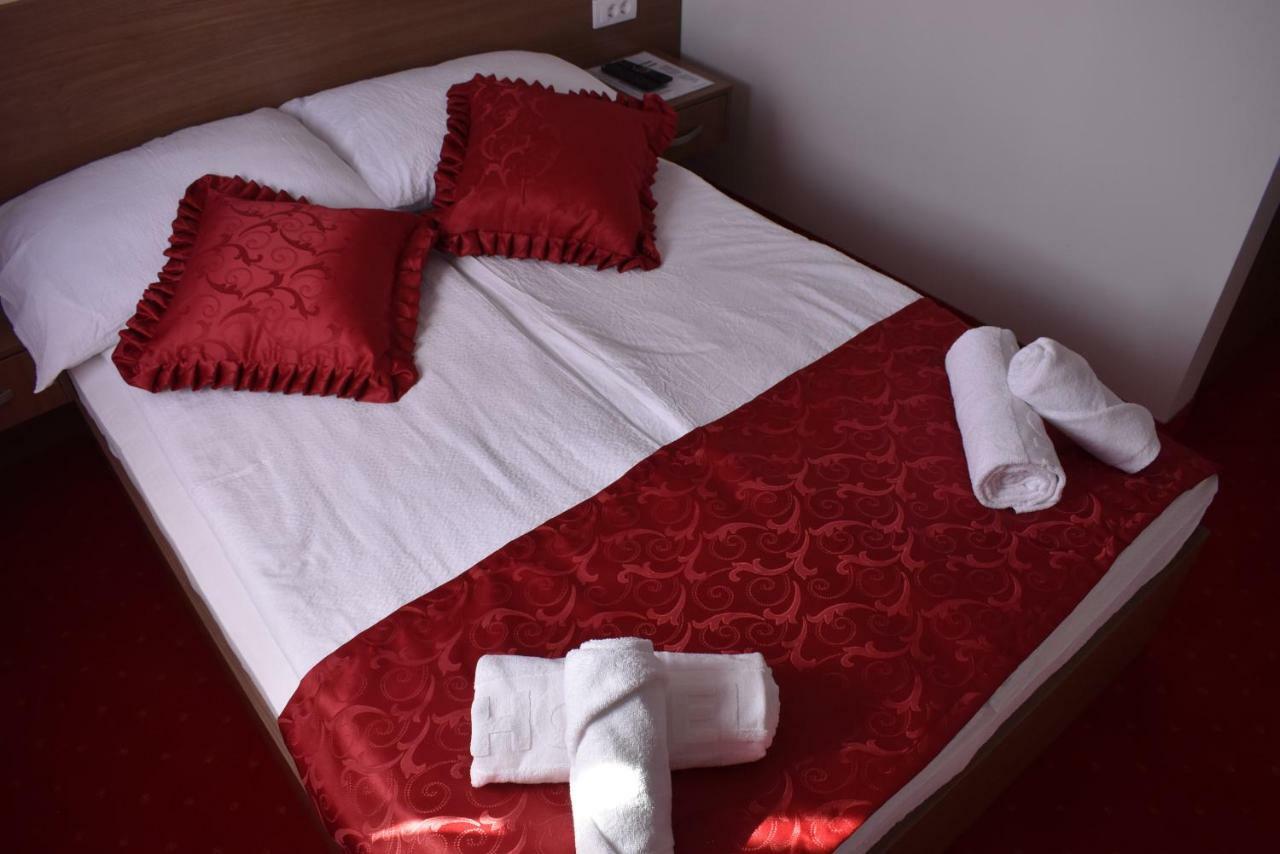 Hotel Zlatni Bor Sokolac  Экстерьер фото
