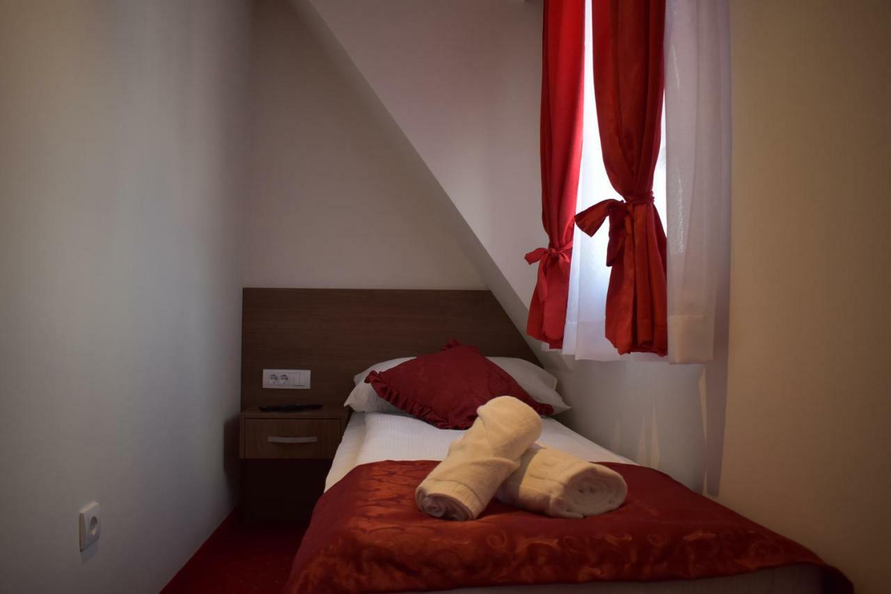 Hotel Zlatni Bor Sokolac  Экстерьер фото